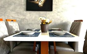 Apartamento com 2 Quartos, próximo ao Centro da Cidade com internet de Alta Velocidade 700Mbps com espaço para home office, Cozinha Completa, Máquina de Lavar e Secar em Condomínio com Portaria 24h, Estacionamento incluso e espaço para Crianças